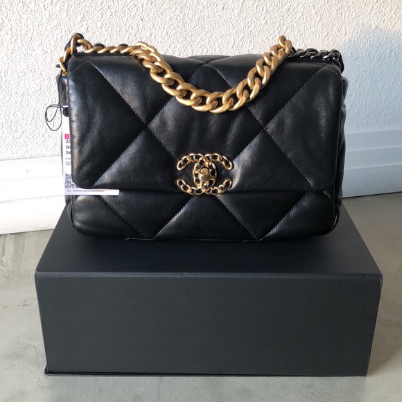 ❤️ Traded ❤️CHANEL 19 Small Flap Bag - Picture 3 of 16